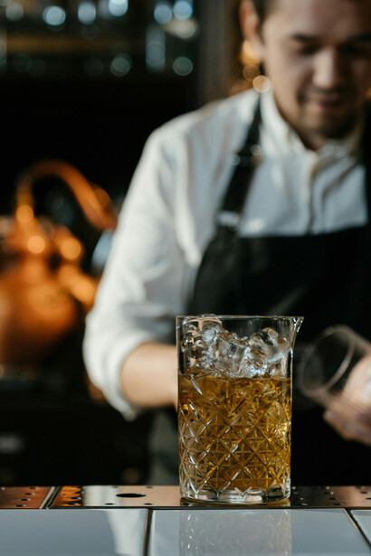 Las prácticas relacionadas con el consumo de bebidas alcohólicas en Azogues, Ecuador, están profundamente arraigadas en las dinámicas culturales locales