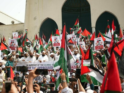 O Hamas é considerado um grupo terrorista por Israel, pelos Estados Unidos e pela União Europeia. Mas há quem o veja como o único movimento que ainda ousa resistir ao que chamam de ocupação. Essa dualidade revela a complexidade do problema: quem é terrorista e quem é resistente? Depende de qual lente você escolhe olhar. O que não há dúvida é que, de ambos os lados, quem mais sofre é o povo, o civil comum, o trabalhador, a mãe, o estudante, o agricultor, o médico que tenta salvar vidas entre os escombros