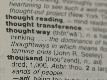 Attraverso l’attenzione e la previsione probabilistica, le genAI riescono a imitare con straordinaria precisione il funzionamento del linguaggio umano