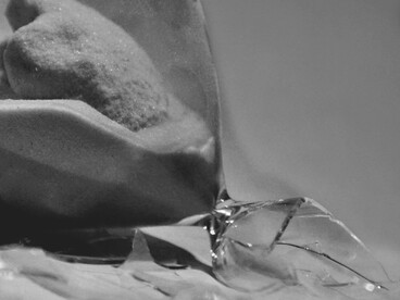 Il contrattempo è ciò che interrompe l’ordinario e apre lo spazio dell’imprevisto, spostando lo sguardo verso possibilità inattese