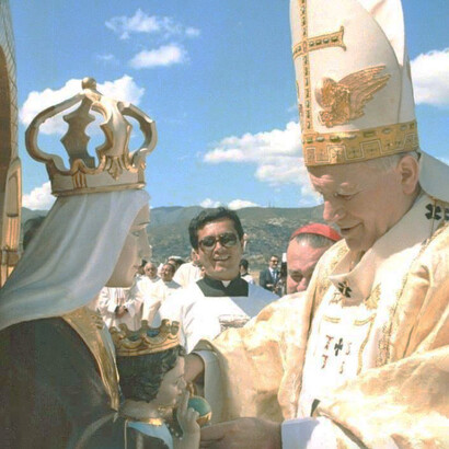 El Papa Juan Pablo II durante la coronación a la Virgen de Coromoto, Venezuela, enero de 1985