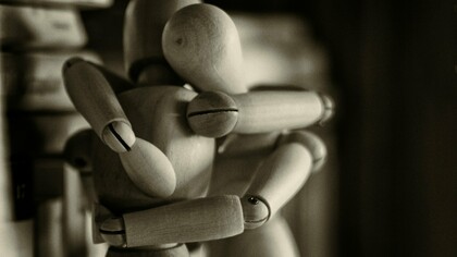A silent embrace: proof that affection transcends language and politics