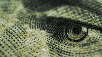 Primo piano dell'occhio su una banconota: la valuta dello Stato come strumento di sorveglianza e controllo del comportamento dei cittadini