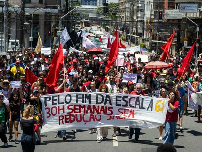 Manifestação popular pelo fim da escala 6x1 em Recife, 2024. Segundo uma pesquisa encomendada pela empresa Gallup, os trabalhadores brasileiros estão entre os dez mais estressados da América Latina. De acordo com a mesma pesquisa, O Brasil está entre os cinco países latino-americanos em que a força de trabalho tem os maiores sentimentos de raiva e tristeza