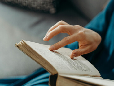 El logos, inseparable del discurso, instituye un principio común que trasciende la opinión individual y sostiene la armonía de lo múltiple en lo uno