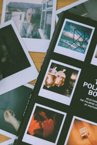 Álbum de fotos feitas com uma câmera Polaroid mostra diferentes fases da captura de images pela humanidade