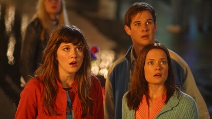 Cena do filme.  Quando chegamos ao final do quinto filme, entendemos que a linha do tempo dele é muito anterior ao da primeira visão do Alex. Ou seja, o primeiro visionário e a primeira premonição se pressupõe ser a do Sam. Neste a visão acontece numa ponte que começa a desabar, alguns sobrevivem dado o alerta e depois vão indo aos poucos. Sam, junto com a namorada acham ter escapado da morte e assim com viagem programada a Paris embarca no voo 180, onde segundos depois explode no ar