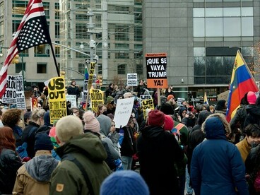 Manifestantes se reúnen en Times Square contra la invasión de Venezuela y el secuestro de Nicolás Maduro por parte de EE.UU., enero de 2026