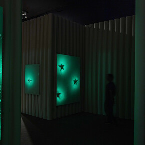 Koo Jeong A, [Seven stars], 2010, ausstellungsansicht Land of ouss [Kangse], Luma Arles, 2025–2026. Mit freundlicher genehmigung des Kunsthauses Bregenz. Foto von Victor & Simon / Grégoire d’Ablon © Koo Jeong A