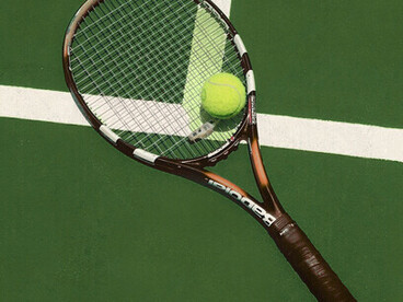 Une raquette et une balle posées sur le court : le théâtre silencieux où se sont écrits les chapitres du règne australien d’Andre Agassi