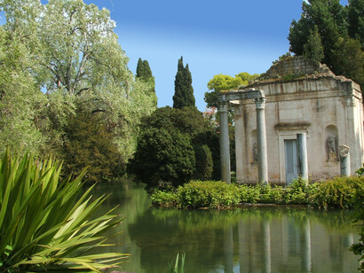 Passeggiare tra le statue e i viali alberati di queste regge significa immergersi in un mondo sospeso nel tempo, dove la natura è celebrata nella sua forma più elegante e maestosa