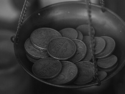 Desde o século XVI, tem no agronegócio o seu maior estandarte. Com muita tecnologia importada em equipamentos, engenharia e serviços, também importados - inclusive os fretes marítimos - disponibiliza o seu solo e o mar portuário, para tal exportação de suas matérias primas. Como são geralmente os grãos e sementes, geneticamente modificados para uma reação exclusiva aos defensivos casados com a mesma tecnologia, advém de uma origem técnica multinacional que não surpreenderá deduzir, que não iriam os norte-americanos tributar-se a si mesmos, inflacionando a competitividade das suas próprias re-exportações de commodities produzidas em solos internacionais


