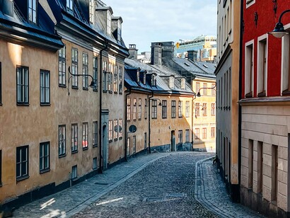Gamla Stan, con i suoi vicoli stretti e le case color ocra, è un viaggio nel cuore medievale della capitale. Uno dei vicoli della città medievale, Stoccolma, Svezia
