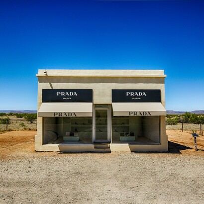 Prada si distingue per l’uso innovativo dei materiali, come il celebre nylon tecnico, simbolo di funzionalità e modernità