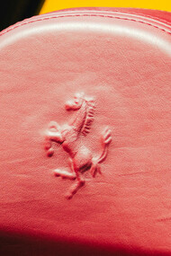 O Ferrari LaFerrari, lançado em 2013, é um supercarro híbrido de alto desempenho, combinando potência, design elegante e tecnologia de ponta