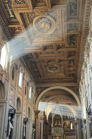 Cattedrale Lateranense, Roma, Italia. Interno, navata centrale illuminata dal sole, ph. Roberto Luciani