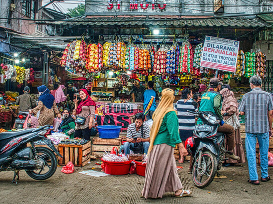 The bustling streets of Jakarta, Indonesia, are alive with food vendors serving up delicious local dishes like gado-gado, reflecting the city’s diverse cultural heritage