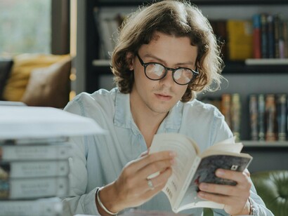 Nos dias que correm mais do que escorrem talvez fosse útil  e profícuo tentar-se aglomerar mais do que dividir… E não confundir adição com fusão - continuo a preferir salad bowl a melting pot, mas isso provavelmente porque confio mais na diversidade do que no unanimismo… Alas, cronista crónico dos dias que extravasam a correria do costume, é claro que ‘não quero ir por aí’… mesmo condescendendo que a maioria o faz mais por desfastio do que por vontade…