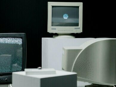 A net.art, em sua essência, reside num paradoxo. Ela é imaterial, mas se manifesta no fluxo concreto de dados; é efêmera, mas se fixa na memória coletiva; é interativa, mas sempre subserviente a códigos pré-existentes. A essência de suas obras, por sinal, reside numa estética da transmissão, onde diferenças de conexão, navegadores e máquinas se tornam parte da experiência