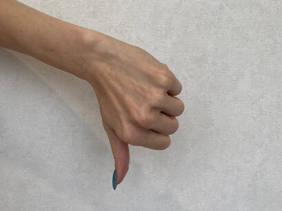 Crimenes de extorsión y pizzo: Cobro de dinero a negocios a cambio de protección.  Gesto de la mafia: léase "Negro", Sicilia, Italia 