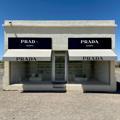 Il brand ha saputo fondere arte, architettura e moda, diventando anche un punto di riferimento culturale attraverso la Fondazione Prada
