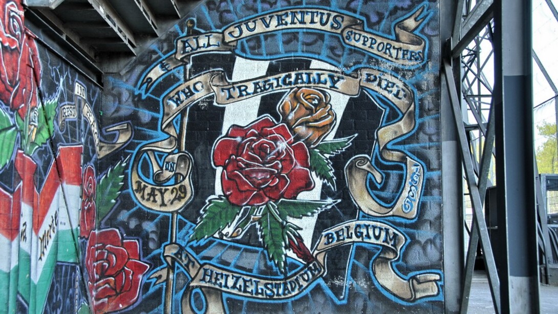 "In memoria dei tifosi morti prima della finale di Coppa Europa Juventus-Liverpool allo stadio Heysel di Bruxelles nel maggio 1985". Questo graffito si trova anche sul fondo della tribuna Aad Mansveld.
Questo stadio sarà demolito alla fine del 2007