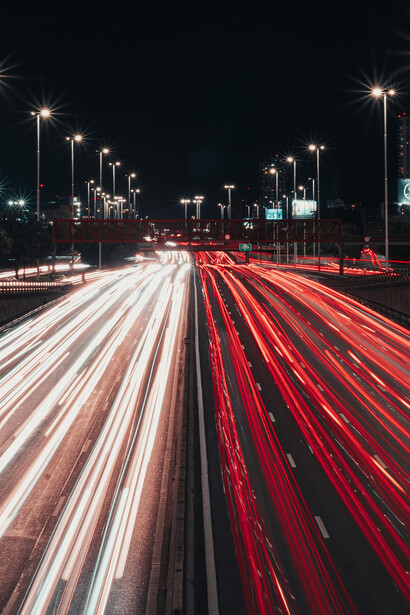 Pensar estos fenómenos exige abandonar la intuición del movimiento como tránsito y aceptar que, en el mundo cuántico, aparecer y desaparecer no es viajar, sino cambiar de estado