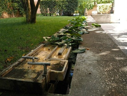 The gutter is designed geometrically and repeats the channel imagery in front of the Fondazione © Nga Nguyen