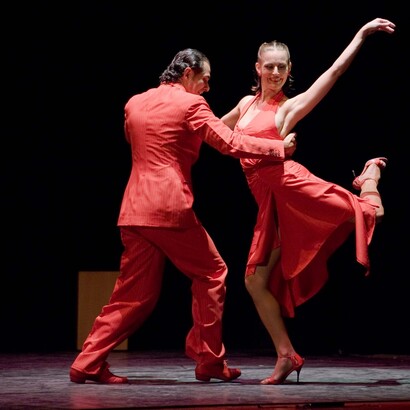 Una pareja baila sobre un escenario