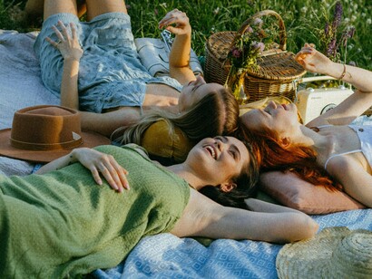 Amigas conversando. A expressão como comunicação é uma das pedras angulares de nossos sistemas sociais, familiares, políticos e econômicos. Entendemos que quando se expressa, se comunica, e isso é lançado, colocado em outros referenciais, em outros contextos que captam o que é expresso, assim como o distorcem, amplificam ou diminuem. Enfim, expressar é explicitar o que se vivencia que é verdade, que é mentira, desespero, medo e manipulação
