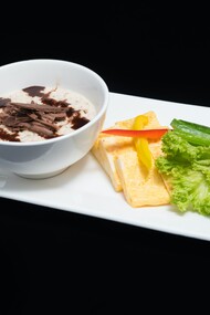 Cereal com vegetais fatiados