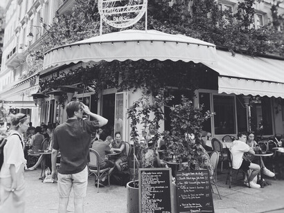 Ces tables ouvertes sur la rue racontent une gastronomie vivante, ancrée dans les gestes simples et les instants partagés