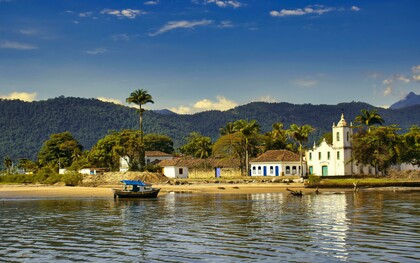 Paraty, no Rio de Janeiro. Paraty é uma cidade que consegue unir passado e presente com muita elegância. Seu centro histórico preservado é conhecido pelas ruas de pedra e casas coloniais que hoje abrigam ateliês, cafés, galerias e pequenos museus