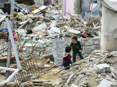 Niños palestinos en una zona destruida por un ataque aéreo israelí