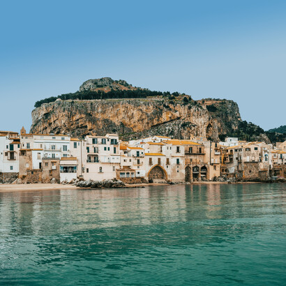 Tra vulcani, colline e coste infinite, la Sicilia genera anime che trasformano l’isolamento in memoria, attesa e appartenenza.Cefalù, Sicilia, Italia