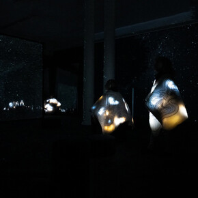 Entre réflexions et immersion, vue de l'exposition. Avec la courtoisie du Cercle Cité