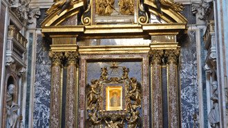 Roma, interior de la basílica de Santa María la Mayor. "Salus Populi Romani", representación religiosa de María con Jesús que ha cautivado a los Papas y a sus fieles desde el siglo I d.C., Italia