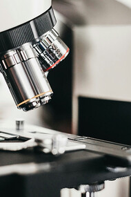 Microscópio. Houve um avanço na biologia estrutural, com uma mudança de foco dos detalhes atomísticos de moléculas individuais para a caracterização de complexos e montagens maiores