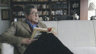 Alfredo Bryce Echenique en Lima (2019). La vida de Alfredo Bryce Echenique fue una mezcla entrañable de ironía, melancolía y humor con la que convirtió al Perú, con todas sus contradicciones, en una de las narraciones más tiernas de la literatura latinoamericana