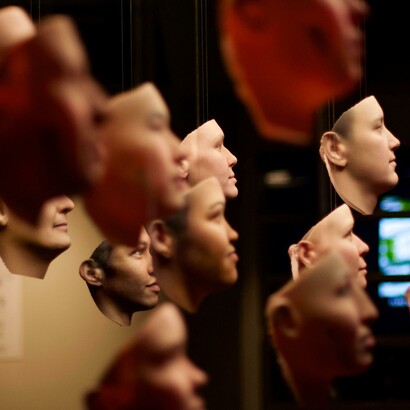 Nei dibattiti, i politici gridano invettive come maschere in commedia: non per chiarire, ma per far ridere o indignare il pubblico