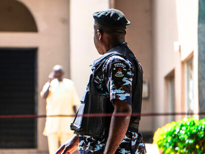 Entre ombre et clarté, la frontière fragile entre légalité et pouvoir révèle la complexité du moment politique malien