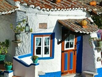 Aldeia Típica do Sobreiro ou Aldeia Saloia, pequena localidade do Sobreiro, entre a Ericeira e Mafra, onde se situa uma das mais reconhecidas aldeias musealizadas de Portugal. Os laços familiares e afetivos, que tantas vezes se diluem ao longo do ano, são reavivados nestes encontros anuais. Este fenómeno de reencontro temporário reforça o sentimento de pertença à terra natal, mesmo entre aqueles que já não vivem nela. É um elo de ligação emocional e simbólica que impede o esquecimento e o abandono total da aldeia