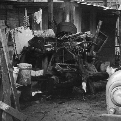 Lo que ayer se llamaba “poblaciones callampa” crecía en los márgenes invisibles del país, pero hoy esos mismos márgenes se han extendido hasta convertirse en una geografía paralela donde habita más de un millón de personas