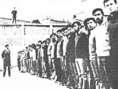 Fotografía: Marineros Constitucionalistas en la Cárcel de Valparaíso. Publicada en el Diario La Tercera el 25 de enero de 1975 