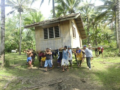 Ahora más que nunca es el momento de volver a actuar en colectivo, sumando más allá de los intereses particulares -incluidos los políticos- para ver la fuerza de la humanidad.  Minka, auzolan, vereda, bayanihan. Filipinas
