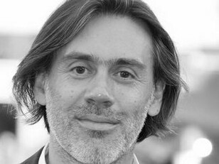 Emmanuel Mouret. Quem acompanha a filmografia de Emmanuel Mouret pode reconhecer nestas linhas um artifício que percorre seus principais trabalhos