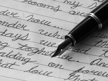 Anotar nombres, mundos, líneas temporales y posibilidades es el primer gesto consciente de construcción narrativa