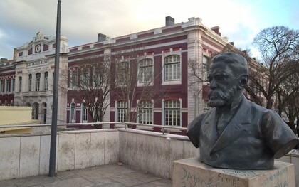 Busto de Machado de Assis em Lisboa. Para quem não conhece a obra, Brás Cubas após sua morte reflete sobre sua vida. Apesar do enredo simples, os comentários geniais de Machado de Assis sobre situações comuns tornam o livro essencial. Quando narra, em sua infância o desprezo com que o menino tratava os negros, denuncia o racismo; quando mostra que o relacionamento com Virgília era um capricho, denuncia o machismo