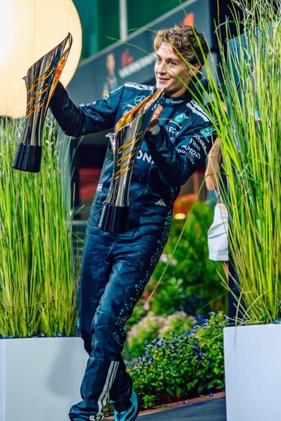 Russell ha conquistato la pole con un tempo di 1:29.158, stabilendo così il nuovo riferimento in qualificazione sul circuito di Marina Bay