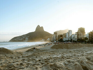  A combinação entre luz natural filtrada pelos vitrais e a iluminação suave do candelabro de cristal cria um ambiente de estudo e reflexão, reforçando a importância do conhecimento e da tradição cultural
